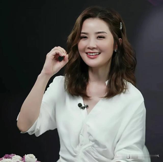 #阿Sa自述35岁后代谢减慢#
阿Sa一直都是娃娃脸，完全不显老，她现在已经四十