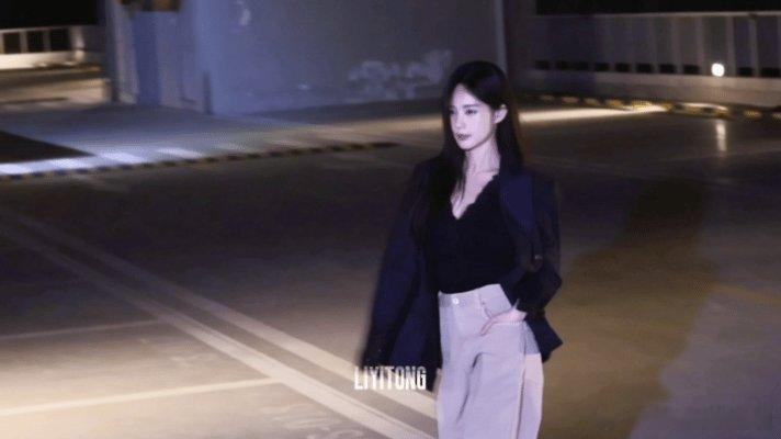 李一桐出发看秀 李一桐奔赴米兰的妆造好惊艳！黑长直衬得气质清冷，西装穿出松弛气场