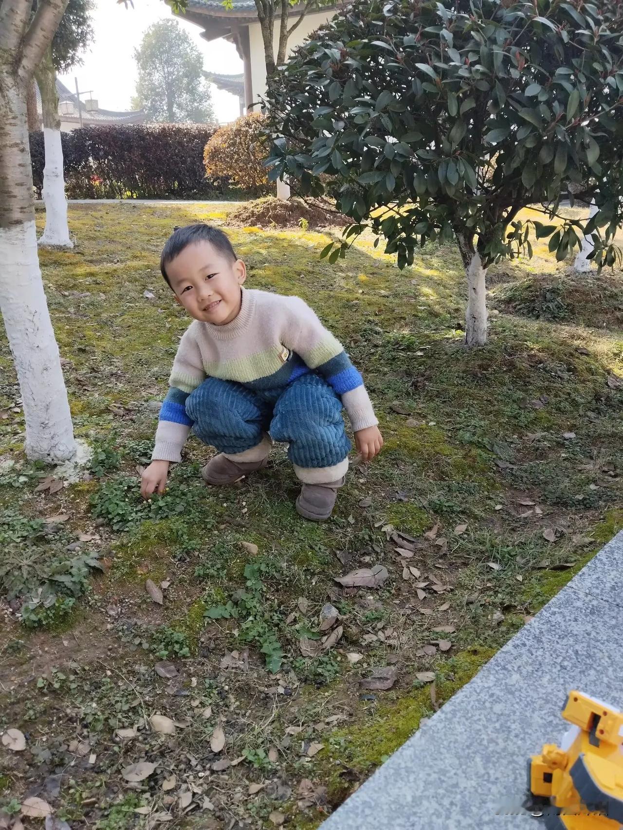 昨晚上我准备睡觉的时候，感觉儿子还没睡着，就看到他趴床上好像在哭，叫他也不应，我