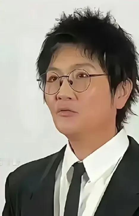 一把年纪还能跟住潮流！
和黄晓明一样，孙楠老师终于找对了自己的发型，
再加上人瘦