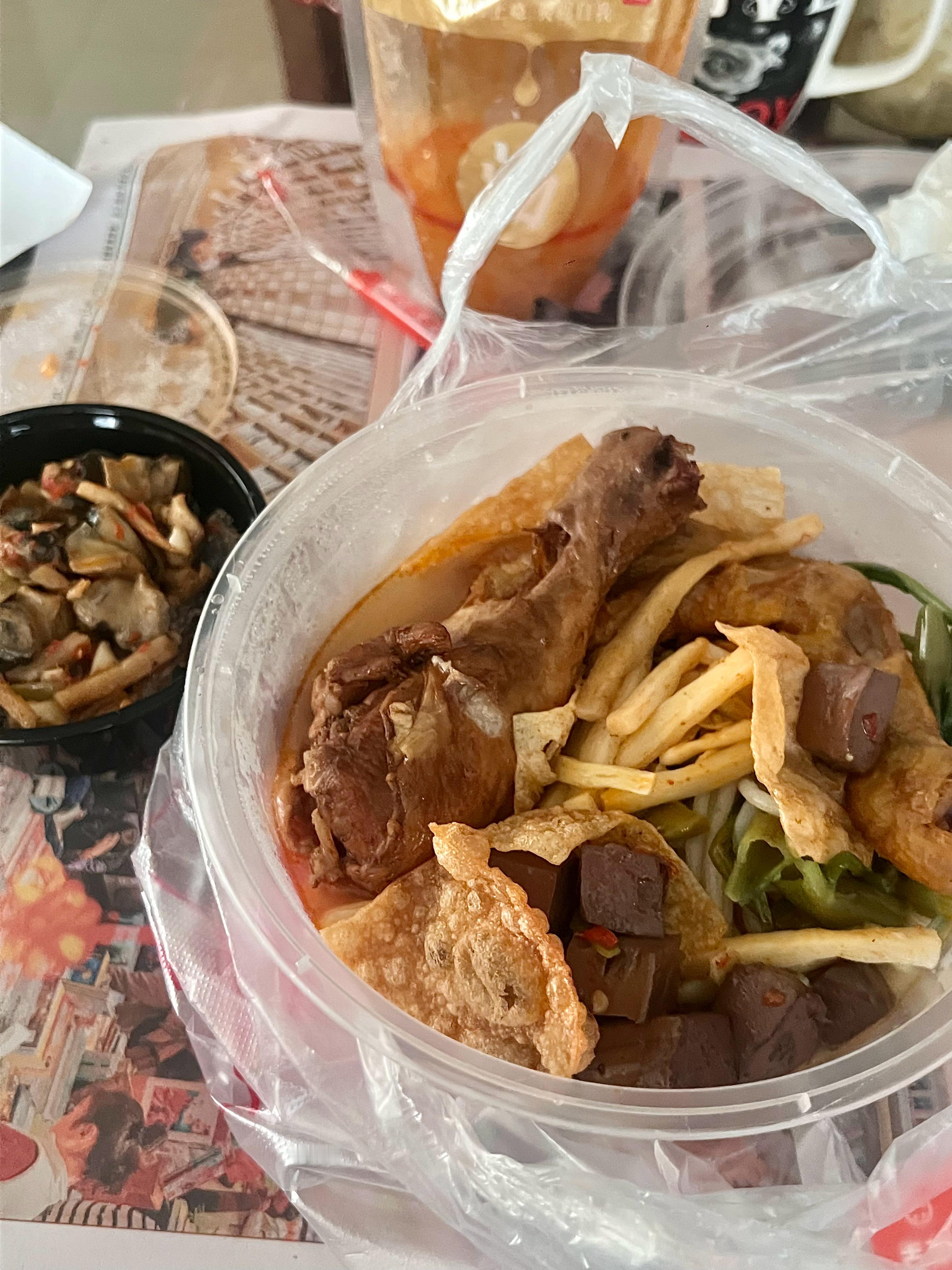 对自己很好 点了个螺蛳粉加了螺肉鸡腿鸭血鸭掌四个配菜
