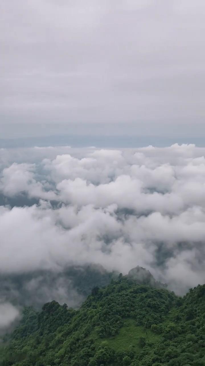 湘西八面山，我面前的就是燕子洞，湘西剿匪的原型所在地，土匪的藏身之处。4个洞，洞