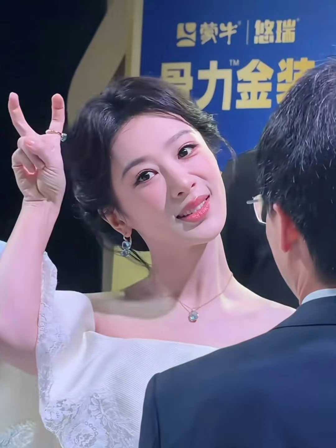 杨紫抱李祯装扮的粉丝杨紫和爸爸给粉丝比心小兔紫，好可爱的紫妹，我吃吃吃杨紫