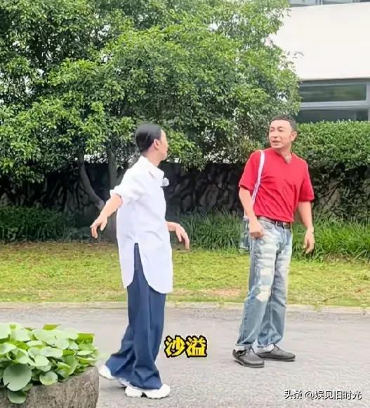 该说不说，惠英红这句话的杀伤力太大了！

本来呢，她和小尼正乐呵呵的和路人打招呼
