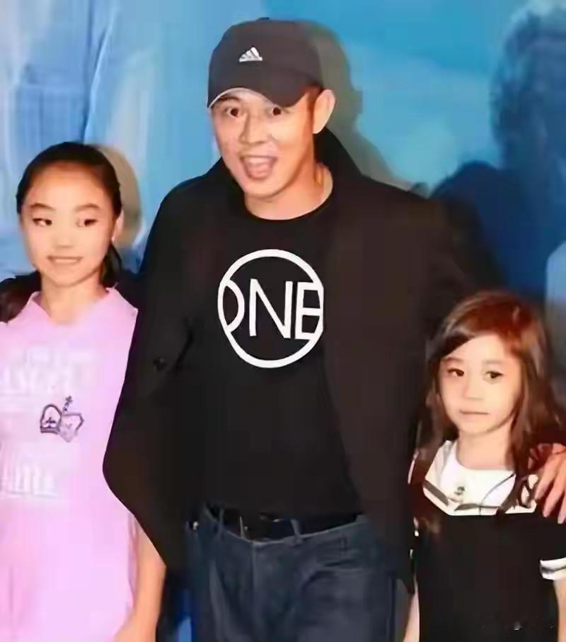 63岁李连杰父亲节晒父女合照，四个女儿全部出镜，长女长得像前妻 