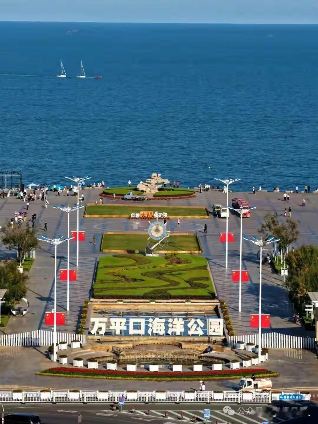 山东日照1800余面五星红旗迎国庆
国庆临近，日照在城市核心干道悬挂一千八百余面