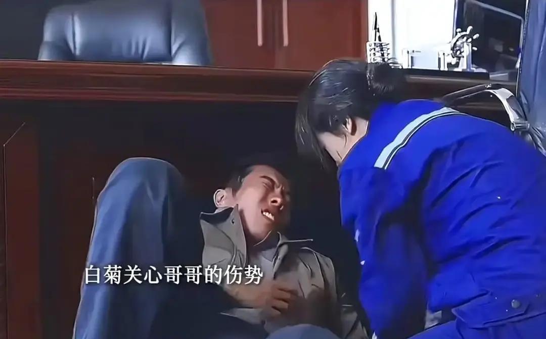 你见过哪个女主角中枪后，第一句话不是喊疼，是报坐标。
白椿被孟耀辉用枪抵着太阳穴