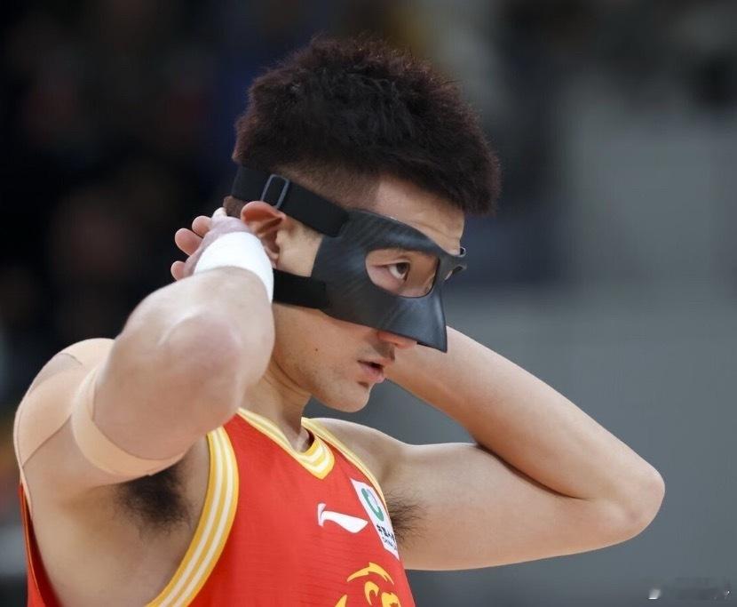 孙总这个三分压哨命中面具潇洒一摘不得不说，确实被他装到了这两个三分救急啊，布朗下