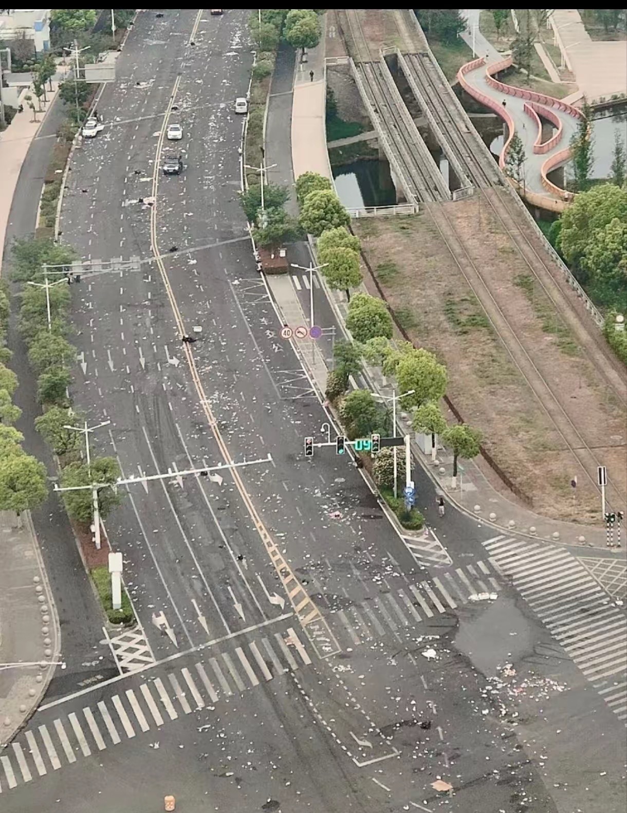 摆在别人家楼下的，叫烟火气摆在自家楼下，就是有烟有火又有气 