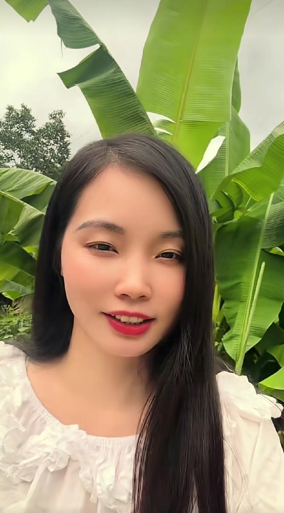 许久未曾更新视频的楠楠今天终于更新了，结束了异乡工作的她，踏上了回归故土的路途。