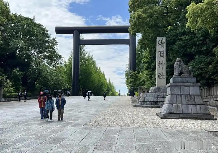 山河虽无恙， 吾辈当自强：

   4月22日，日本首相高市早苗向靖国神社供奉“