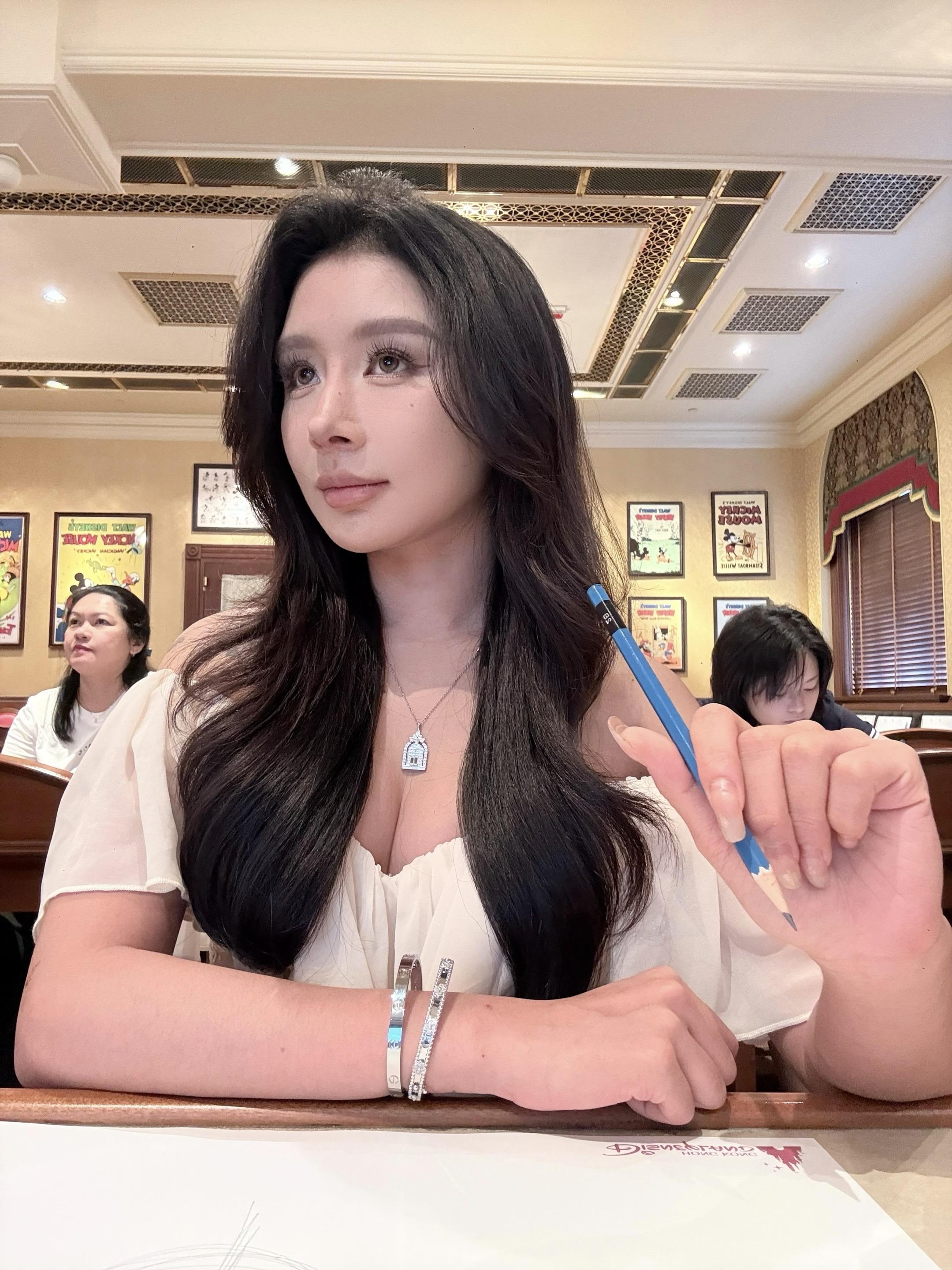 所有靠近你的人 只有一个目的 拿点东西走 比如 金钱 关注 情绪价值 ...