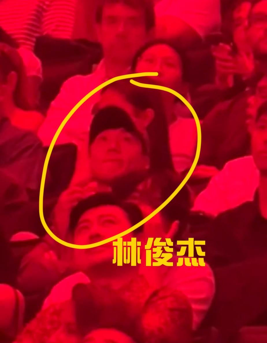 林俊杰用行动破和小21岁女友七七分手传闻，林俊杰女友七七毕业了，林俊杰和父母一起