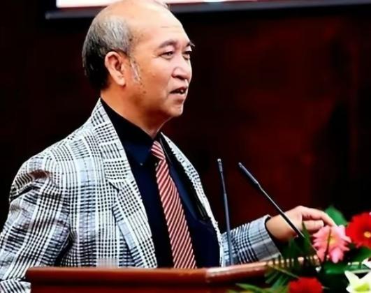 1991年，著名收藏家赵泰来放弃中国国籍加入英国，在英国每天都以捡垃圾度日，所有