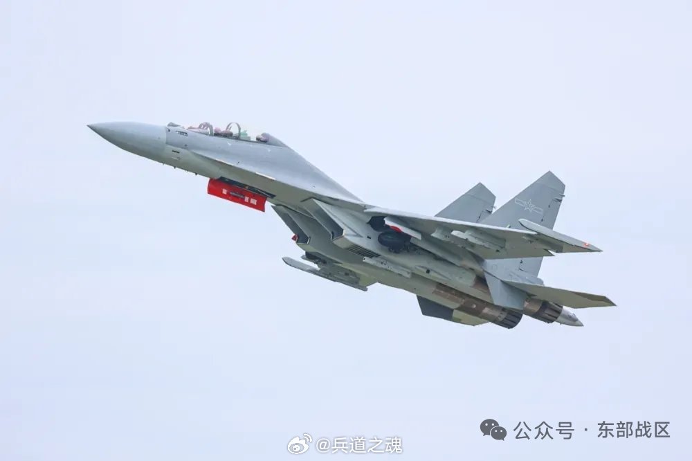 制胜空天【直击演训场｜空军战机飞行训练，硬核瞬间】近日，东部战区空军航空兵某部紧