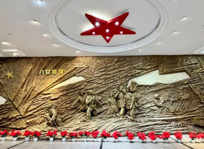 零下30度冰河逼停初潮！中国最小女兵仅13岁：弹尽挽手绝不屈服
年仅13岁的中国
