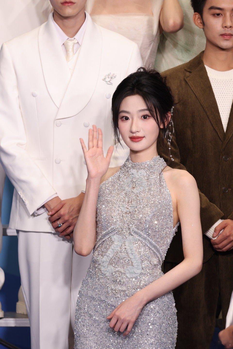 中戏02班藏龙卧虎！杨雨潼站在顶流同学身边依然星光不减，鱼尾礼服衬得她像人鱼公主