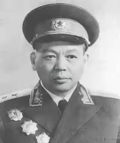 1950年，开国中将离家26年回乡，老父亲打量许久问：长官，您找谁。
 
这位将
