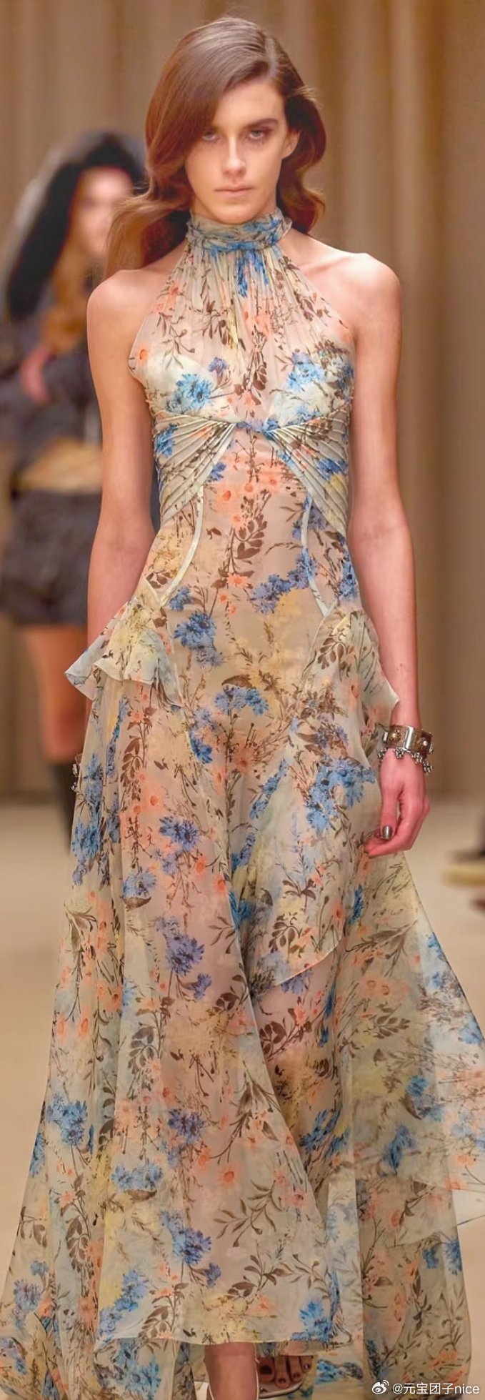 28日借高定或大品牌礼服哈，别借婚纱品牌呢，这个代言含金量值得借高级品牌 