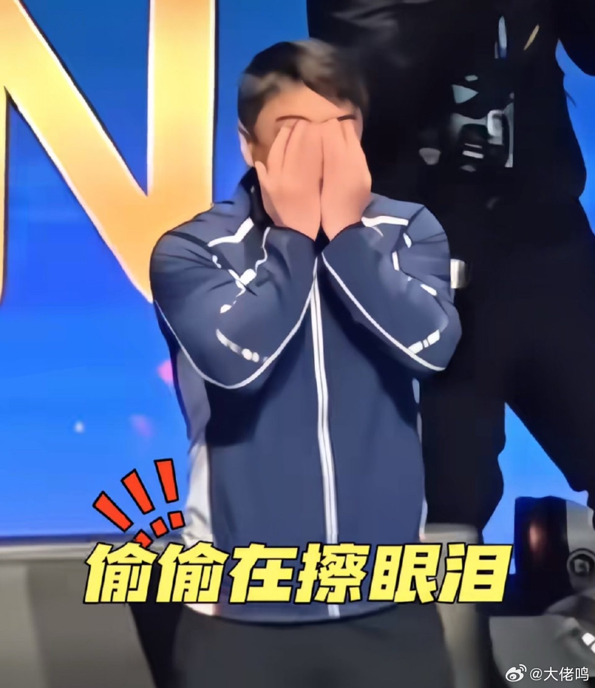 王皓偷偷抹泪1比3落后，4比3逆转，这不抹泪才怪呢？王楚钦这个冠军太不容易了，王