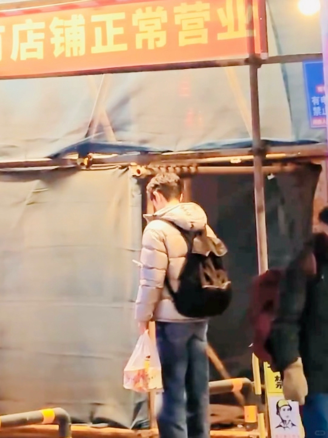 我从没想过第一次看见刘铮亮，会用萌这个形容词。 