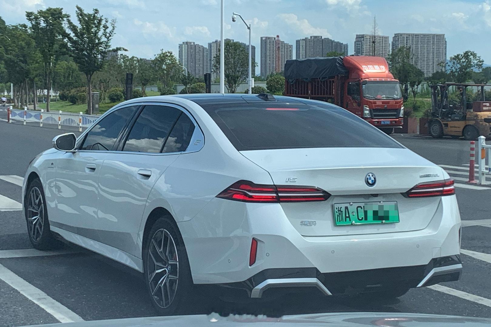 管你多高级的品牌，只要是白色的新能源轿车，挂上了绿牌，嘿，你别说，你还真别说，一