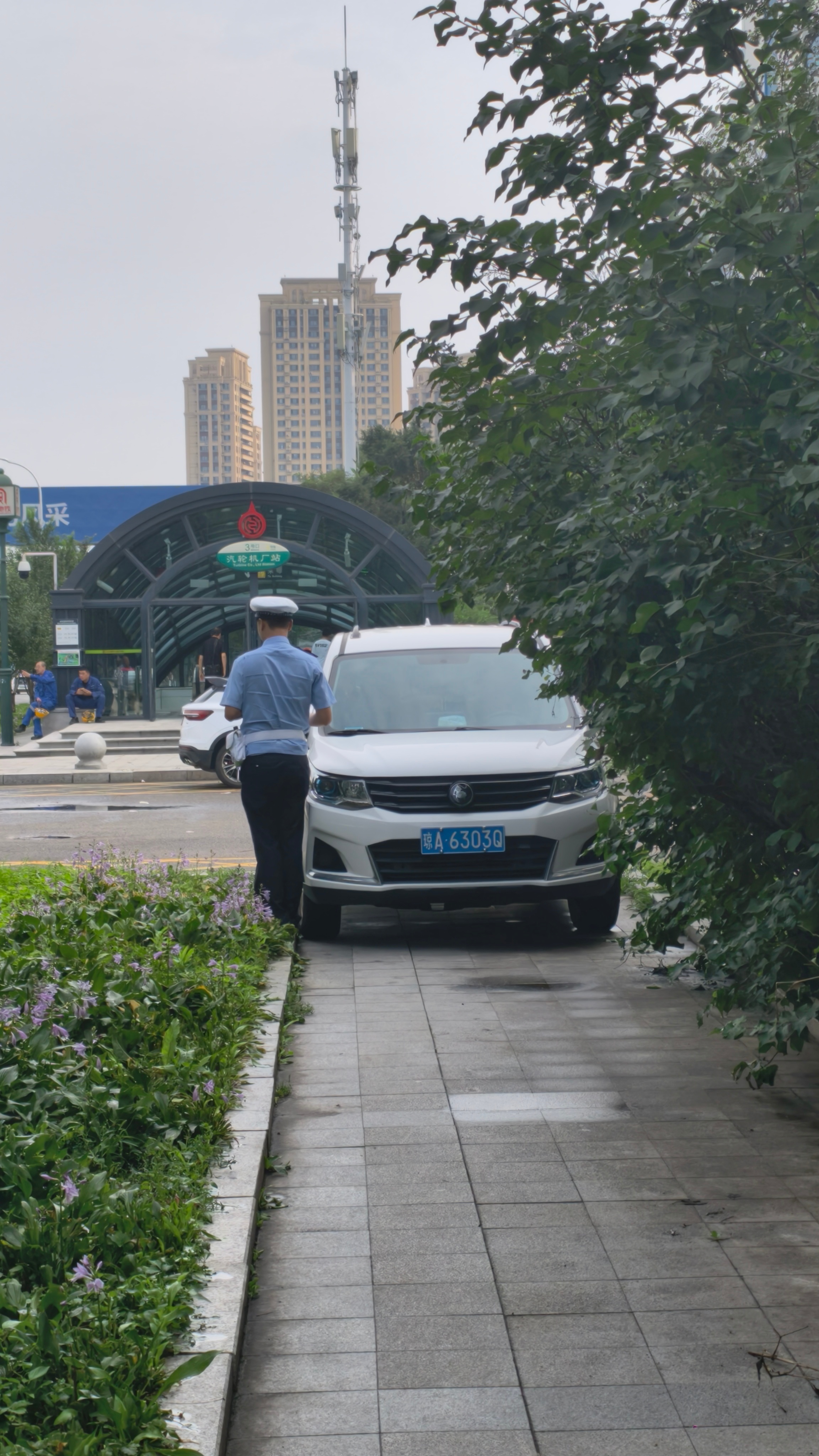 这种缺德带冒烟儿的人，罚死他。就看不惯这种没有社会公德的人，不要脸，工厂门口上下