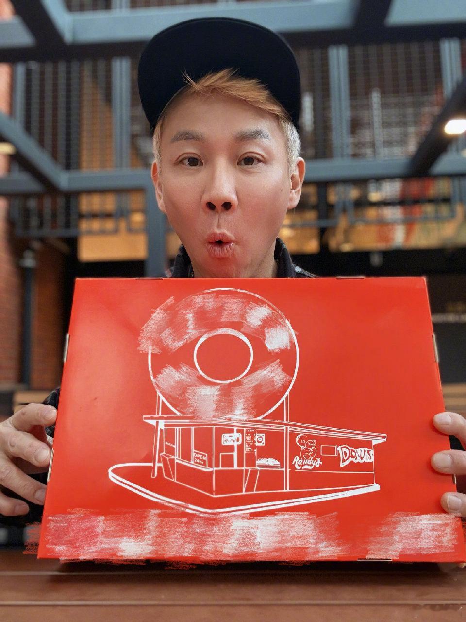 陶喆巡演完报复性吃甜甜圈陶喆这巡演完报复性吃甜甜圈，就像咱完成目标后犒劳自己，哥