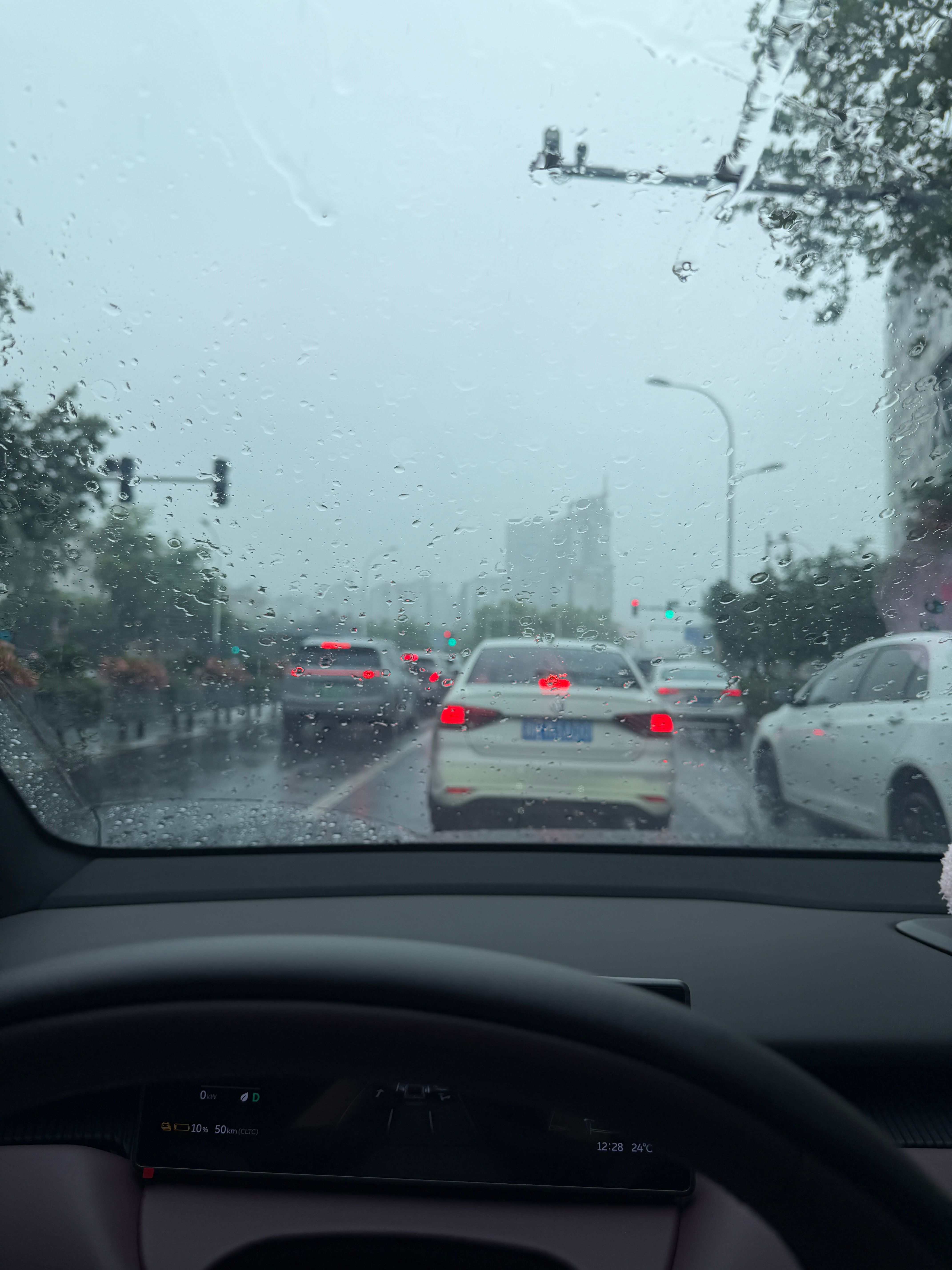 下这么大雨赶着去打麻将 结果又给人送钱惹