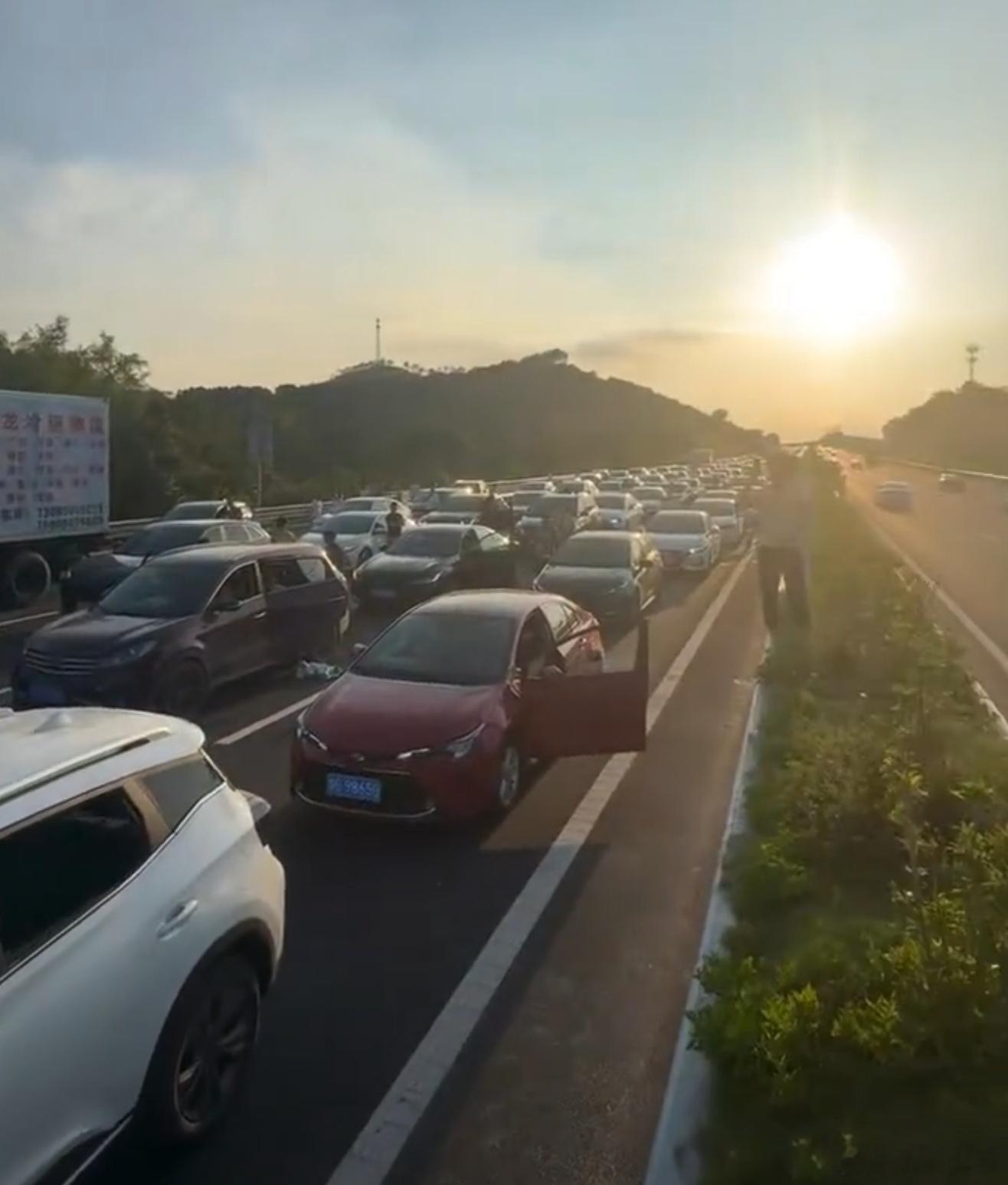 返程堵车好家伙，提前返程的聪明人，你们堵车了吗 ​​​