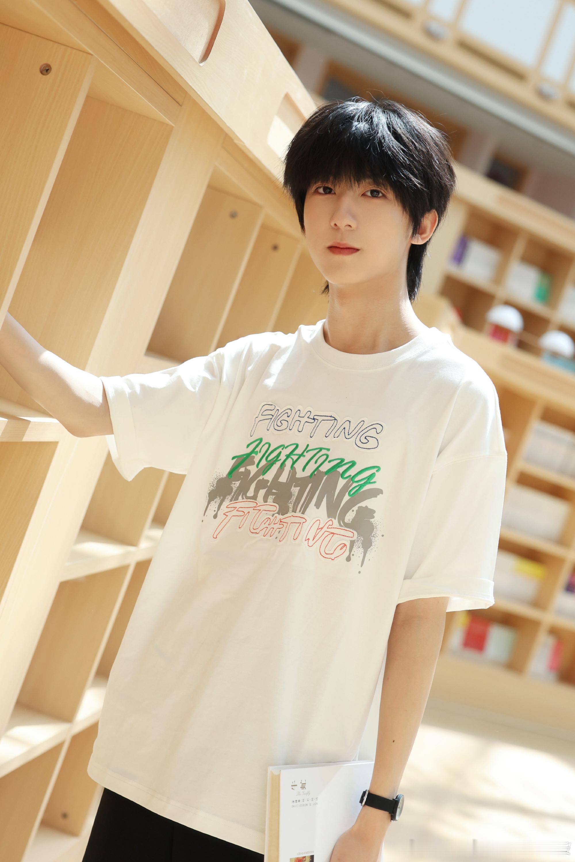 杨博文穿了TFBOYS十周年限定T恤 啊啊啊啊我家舒肤佳就这么美萌吧！小羊穿着师