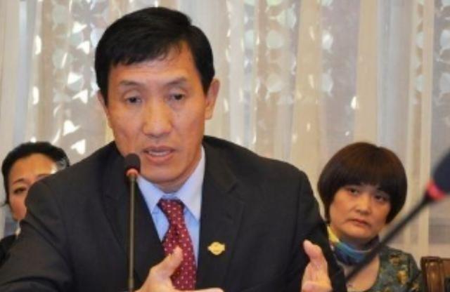 “中国拿什么挑战 美国 ？人均收入只有人家的8%！”就是这位中国经济领域专家-黄