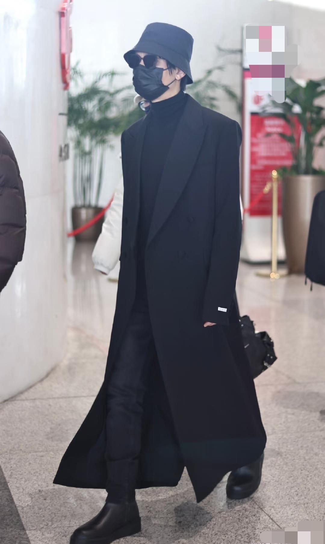 陈楚生最新路透简直就是大model！
这身型，这气质….绝了。
不论什么衣服在他