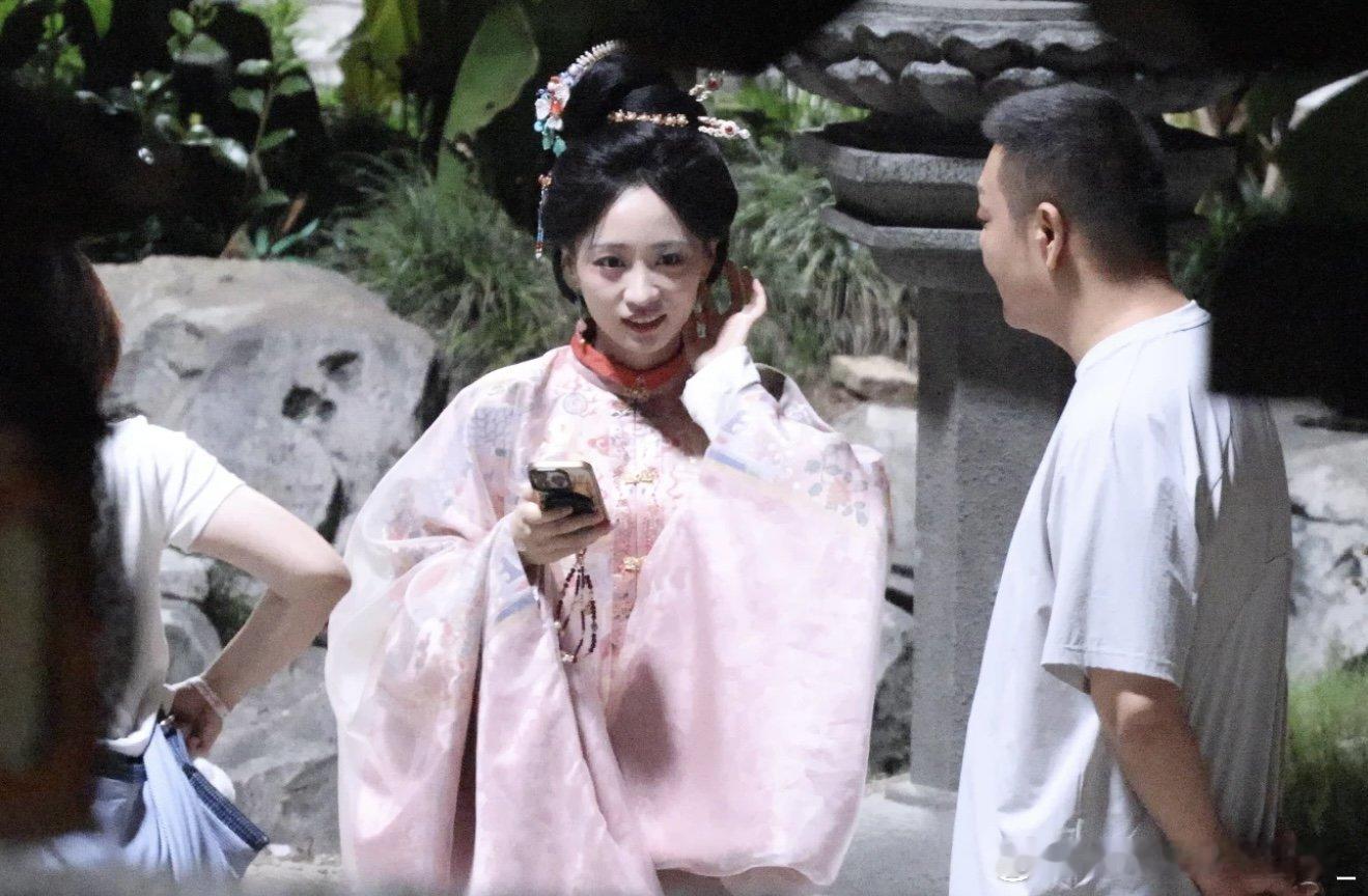 黄婷婷方回应被换角 网传消息别瞎信，黄婷婷和同组演员妆造不一样，一切以官方为准，