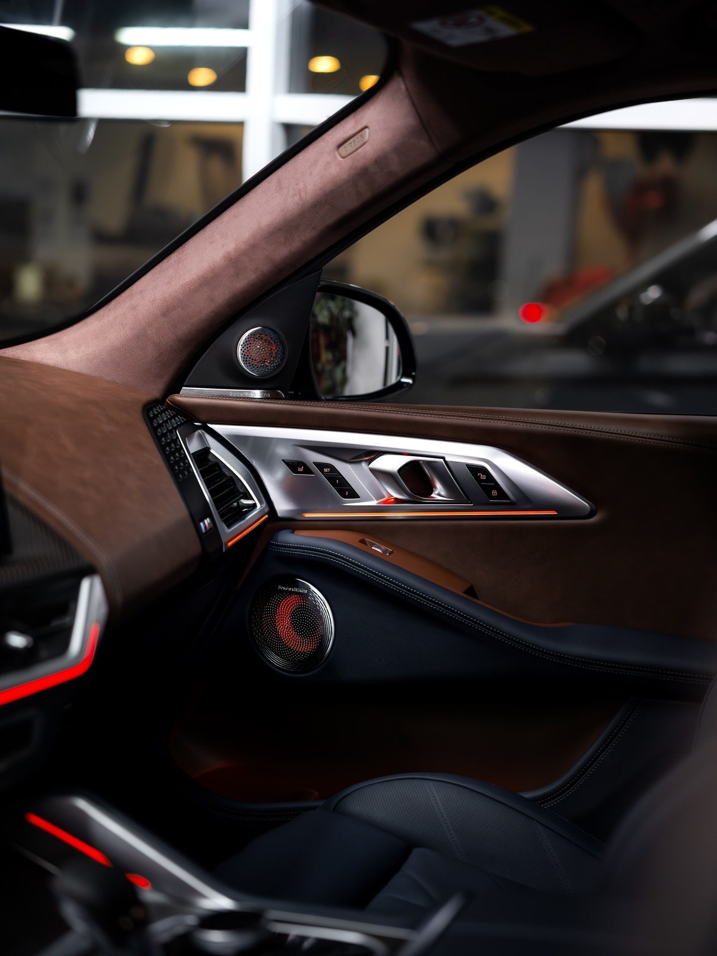 BMW XM — BMWM旗舰车，融合了极致性能、奢华与大胆的设计。插电式混合动