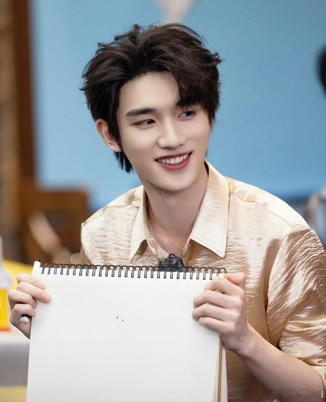 丁程鑫24岁生日发文岁岁年年，奔赴不停。24岁生日快乐，期待与你多见常相见。 