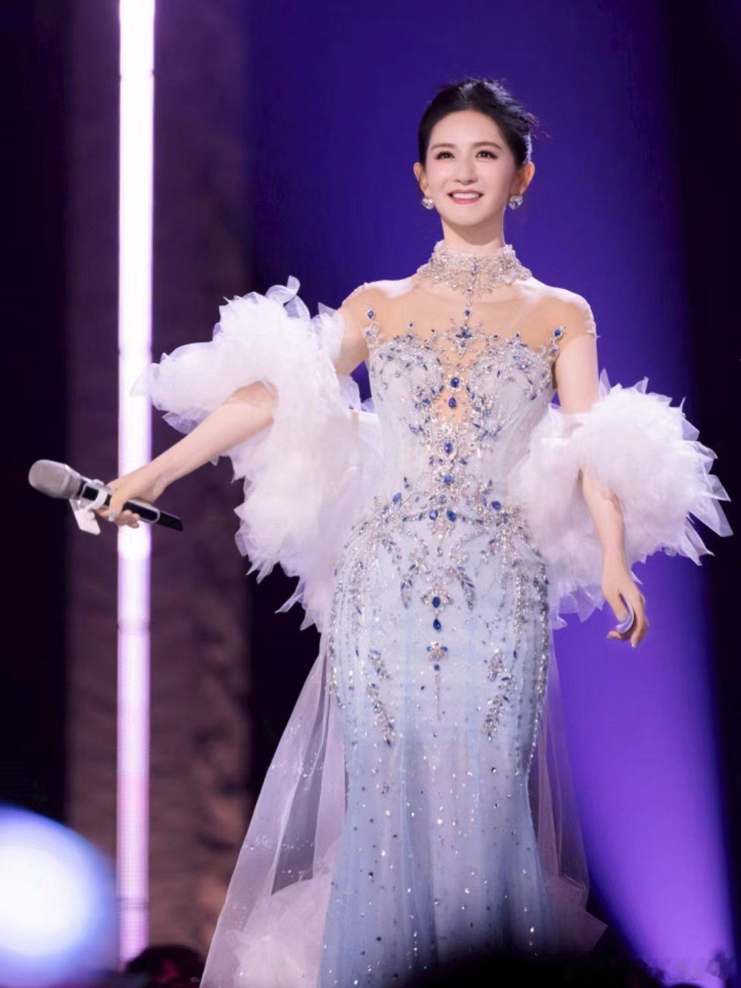 谢娜火锅美女舞台太辣了 谢娜火锅美女新歌好六首发 你好星期六 被谢娜的舞台狠狠戳