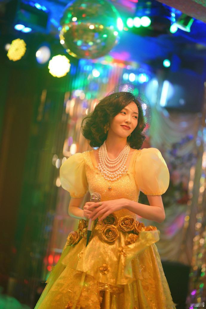 唐嫣明媚黄裙 《人之初》唐嫣明媚黄裙 真的是太美了呀，看到这一次的剧照的时候，真