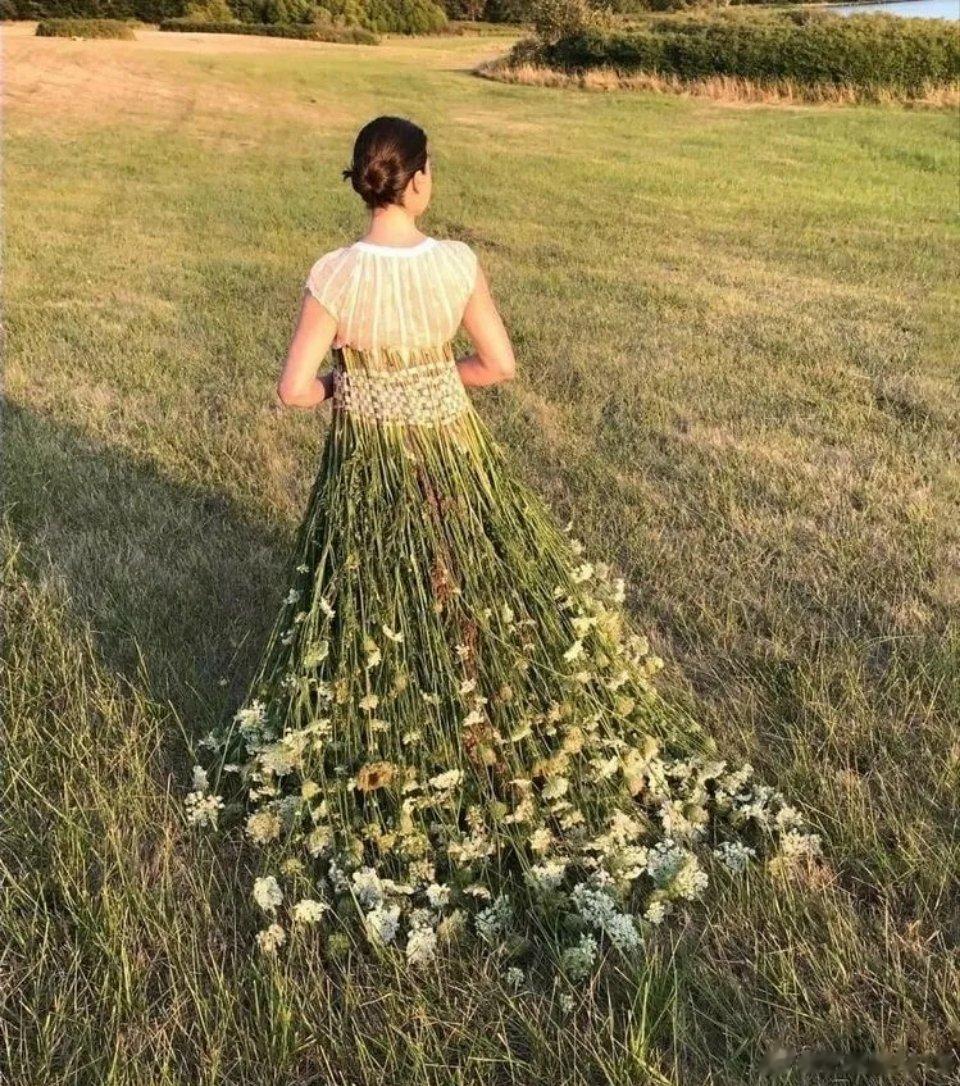 女性在夏天应该注重以下保养事项：1. 夏季气温高，容易出汗，所以保持身体清洁非常