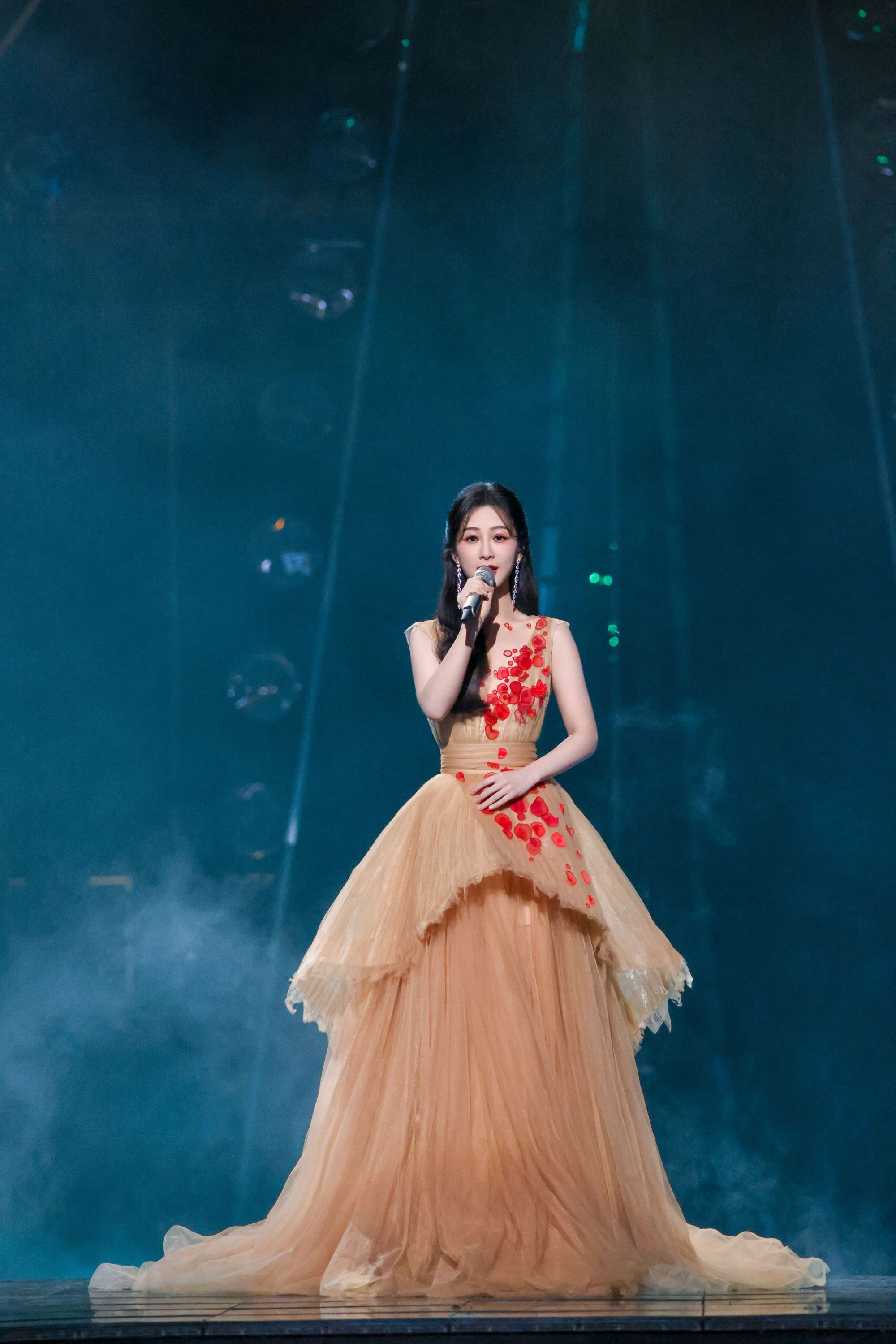  [锦鲤附体]#杨紫何惟芳# 💜✨你是落日弥漫的橘，天边透亮的星​​​
