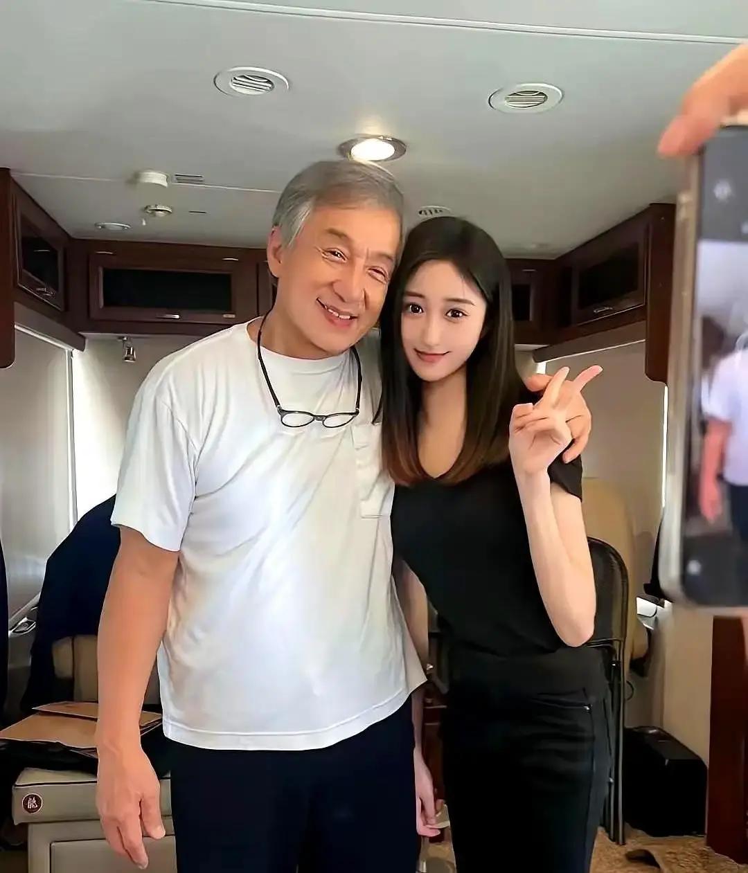 别再盯着成龙的白发了。
 
他正在武汉街头，一遍遍走错同一条路。新片里他饰演阿尔