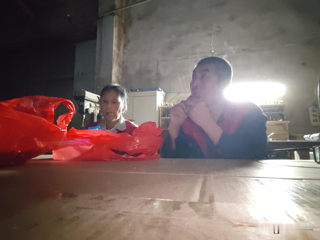 下午下班距晚上加班只有半小时，本来是不吃的等晚上下班再吃，因为要喝药，我只好吃点