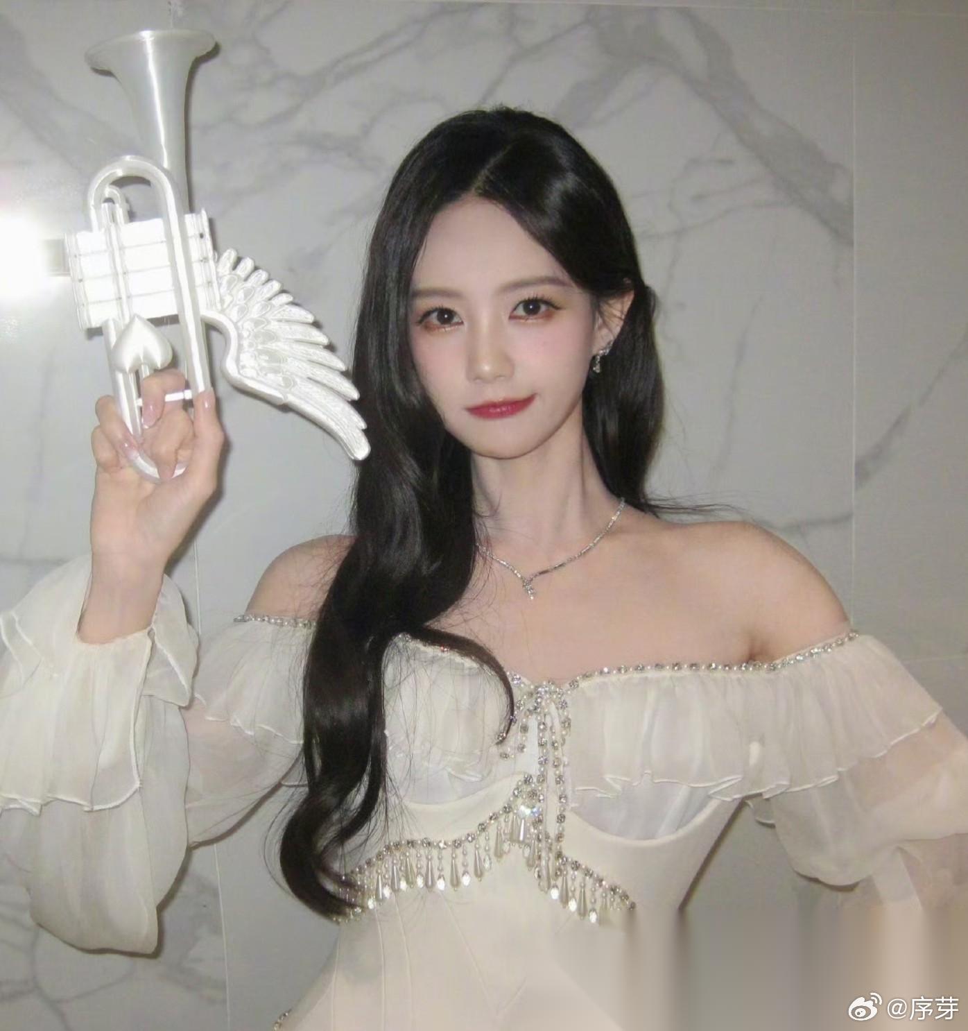 别看李一桐不是顶流， 但内娱不知道多少女明星羡慕她， 主要是她出道以来，从来没有