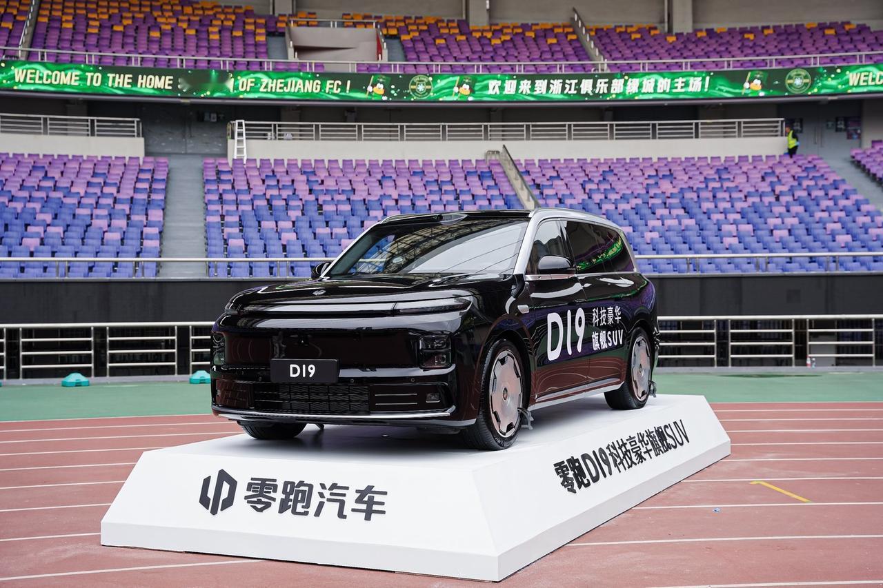 以后看球还抢什么前排票！跟黄健翔一样坐车里得了

看球最爽的是什么？不是一个人窝