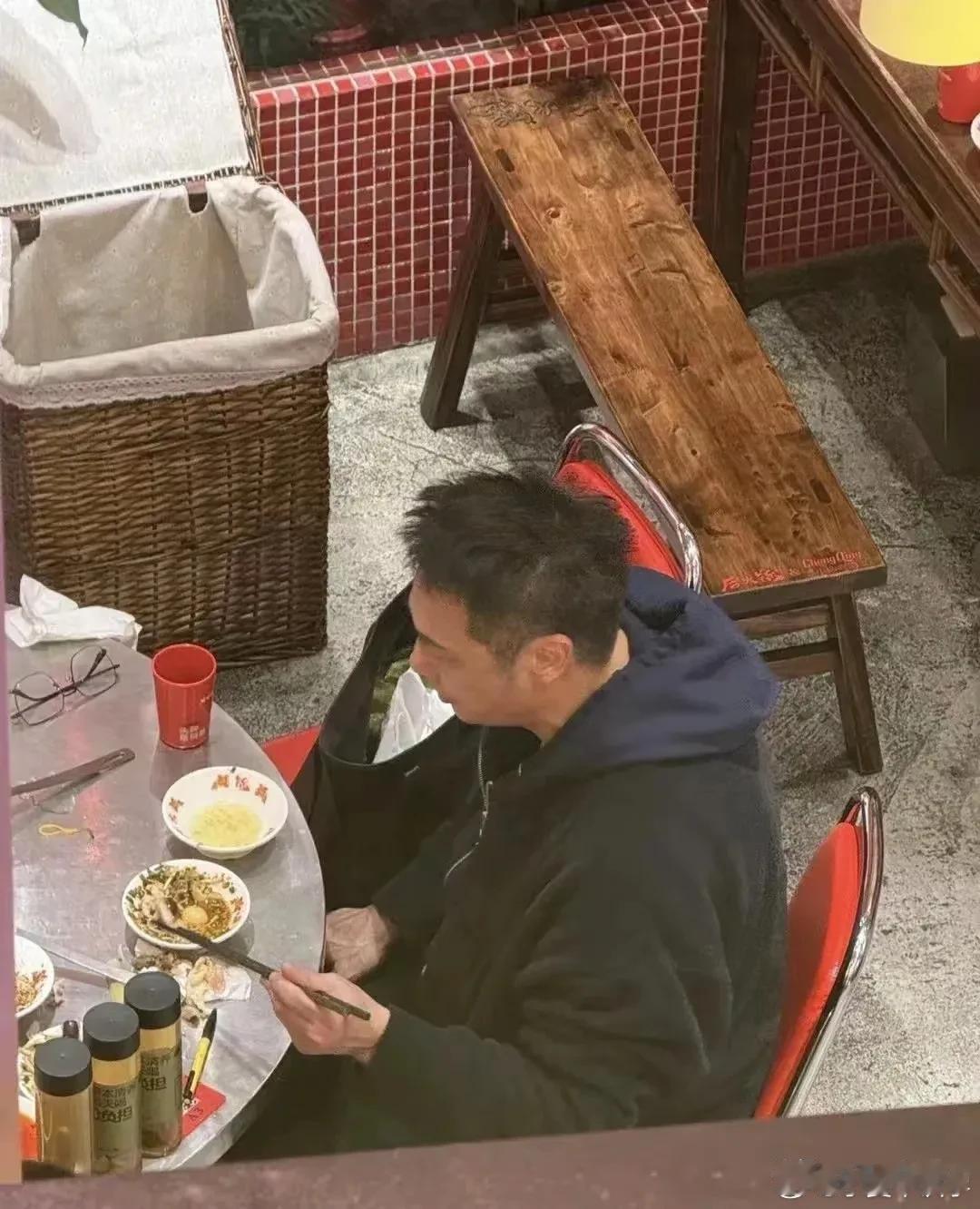 63岁吴镇宇穿拖鞋深夜吃火锅，两轮点菜才吃饱？网友：太接地气！ ​​​