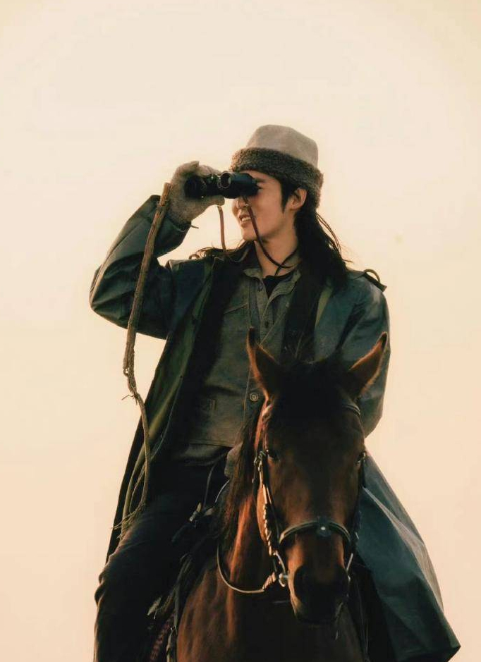 被于适的红色马表帅到了 银幕上，是那个并在马背上弯弓射箭、满脸征尘的野性少年；银