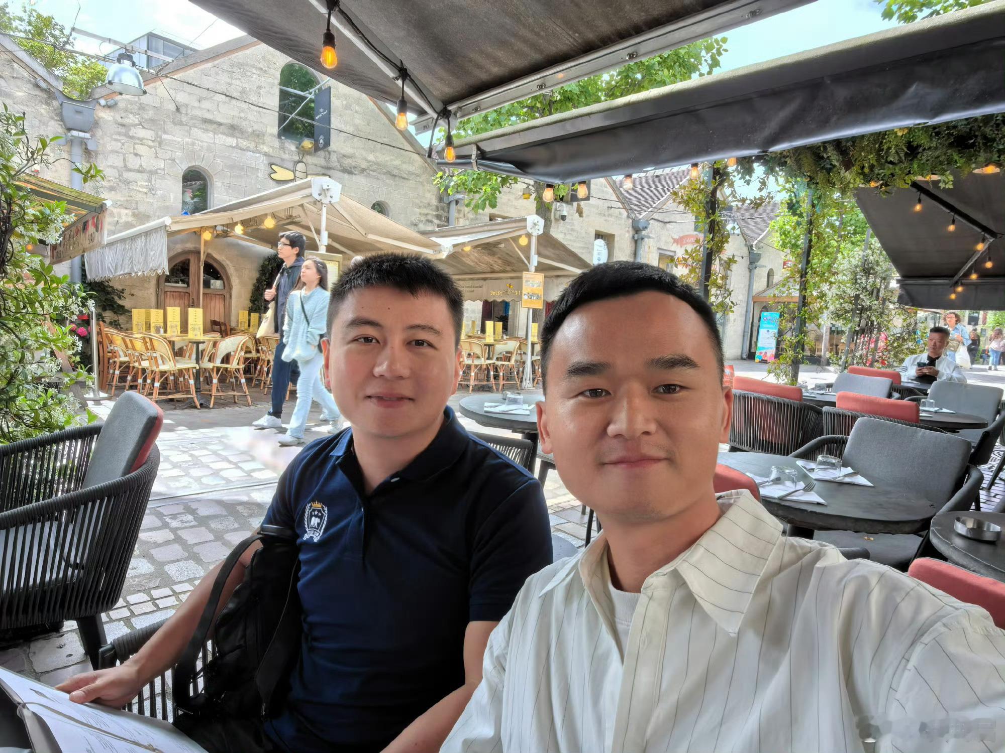 在法国巴黎，我见到了一个博主大V，李灵杰。其实我对他不是很熟（因为自从我环球旅行