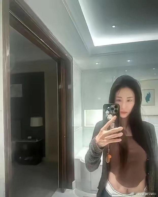 张碧晨在卫生间自拍，35岁的她小腹依旧平坦，有网友说震惊了​张碧晨晒出卫生间自拍