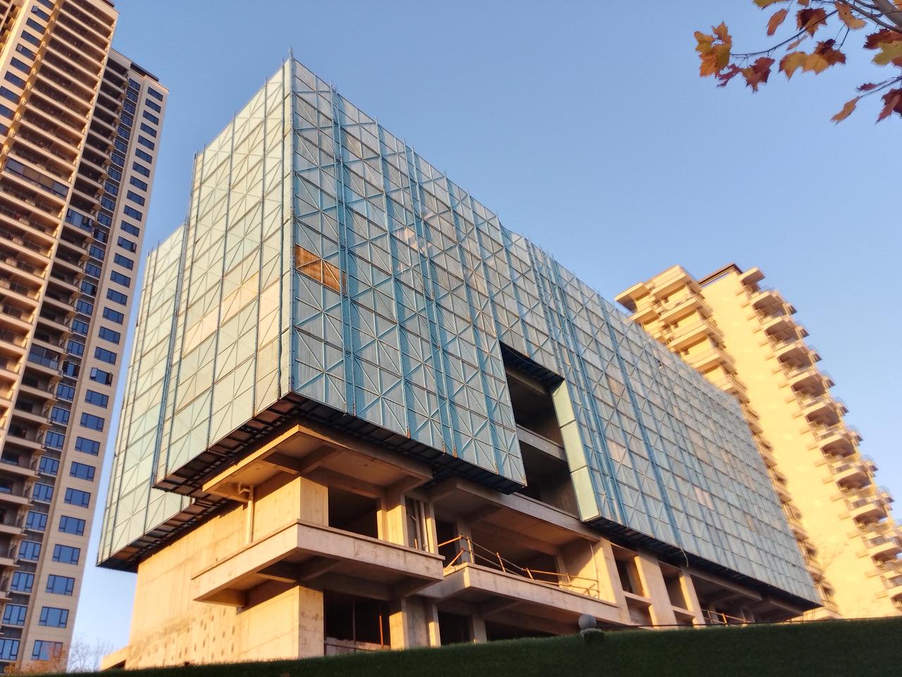 相比香港的竹架棚，我在湘潭看到的施工钢管棚更加规范和平整。
包围的防护网也是模块