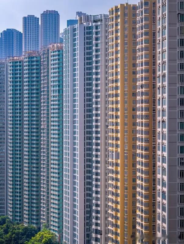 香港楼市又火出新高度。

昨天红磡一新盘开售，7600人抢218套房，600多万